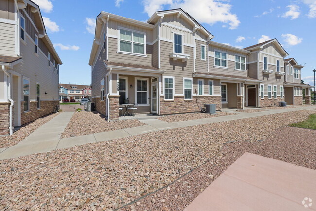 Building Photo - This 3 bed 2.5 bath townhome offers a perf...