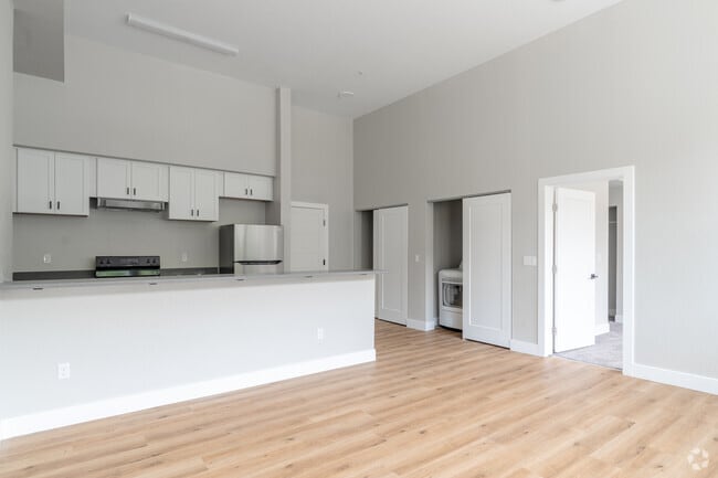 1BR, 1BA - 745SF - Lincoln Building