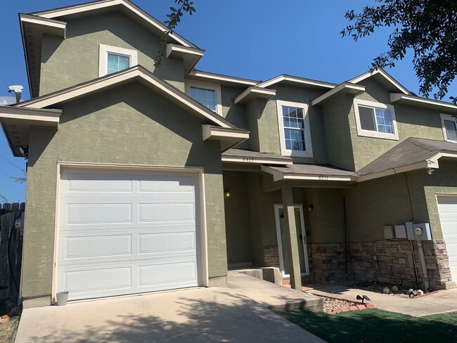 AVAILABLE NOW! 3 Bedroom / 2.5 Bath Town H... - AVAILABLE NOW! 3 Bedroom / 2.5 Bath Town H... House