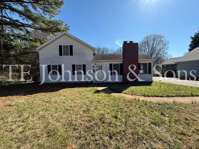 Building Photo - Charming 2BR Home Near Silas Creek Pkwy with Hardwood Floors & Carport