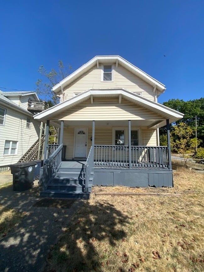 Building Photo - Welcoming 5BR/3BA with Dining Room & Laund... Rental