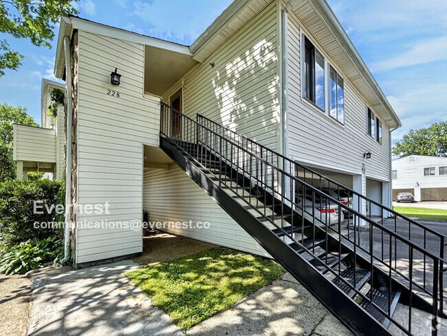 Building Photo - 810 Bellevue Rd Rental