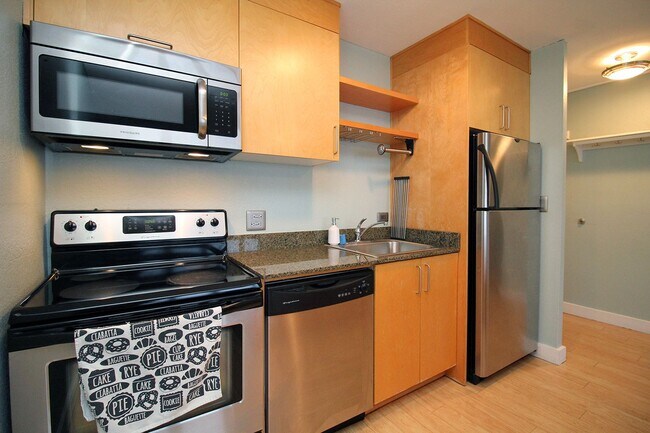 Photo - VIEW VIEW VIEW! Spacious Downtown 1 Bed Co... Unit 9G