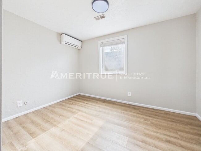 Building Photo - 967 W 2000 N Unit 967-Downstairs
