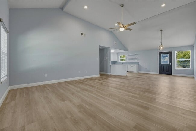 Photo - 324 Hillcroft Rd