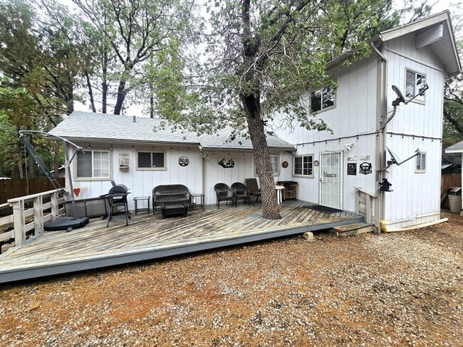 Building Photo - Modern 2 Bedroom 2 Bath Home with Fenced Yard