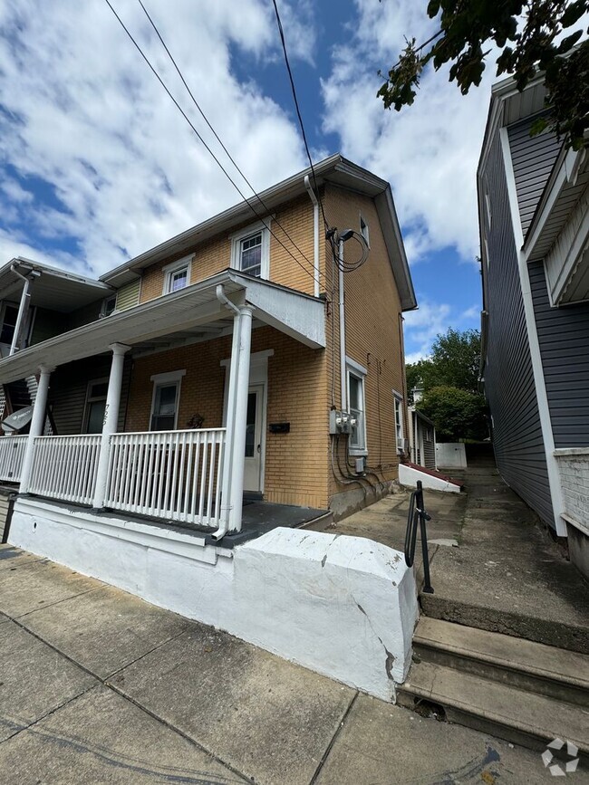 Building Photo - 725 Front St Unit 2 Rental