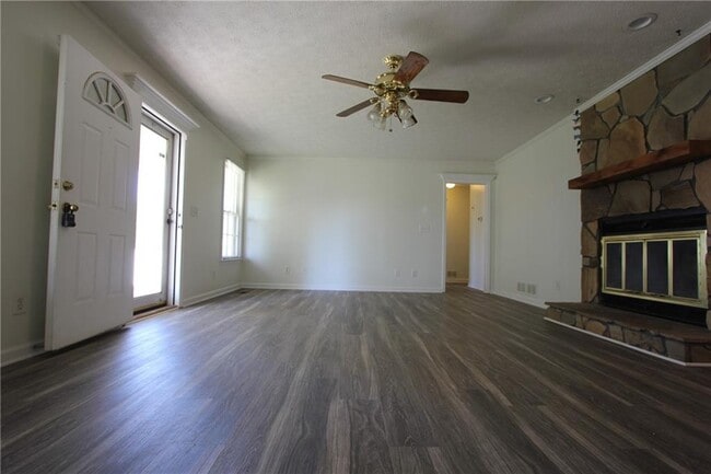 Photo - 818 Springlake Rd