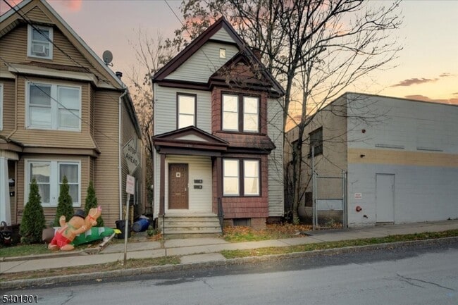 Building Photo - 81 Holmes St