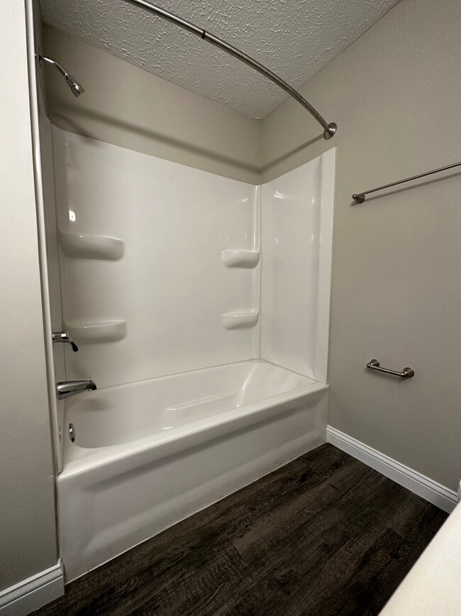 Baño completo renovado - Parkview Townhomes