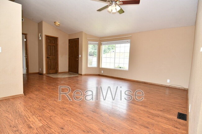 Photo - 2923 NE Denn Ave