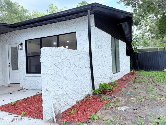Building Photo - 1851 Louvre Dr