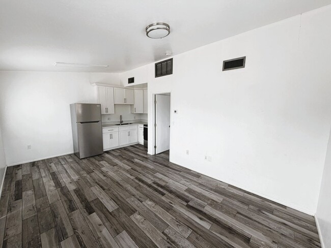 1 month Free rent! Downtown Chandler 1 bed 1 bath! - 1 month Free rent! Downtown Chandler 1 bed 1 bath!