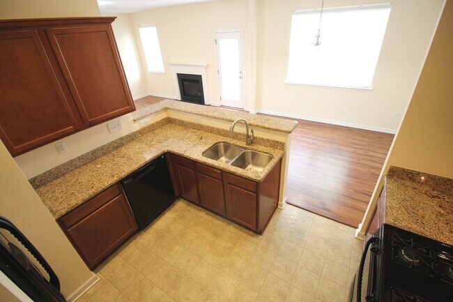 Photo - 3 Bedroom/2.5 Bath Home with Fenced-in Back Yard! Pet Friendly