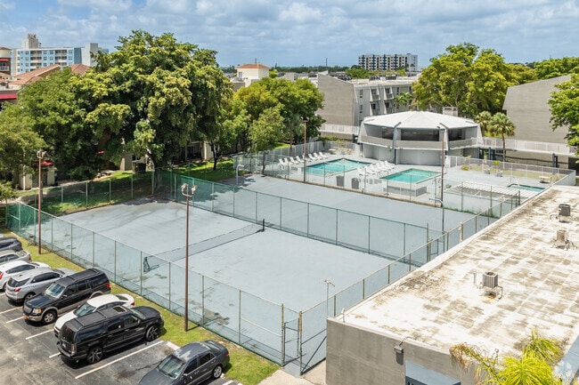 Paradise Isles Apartments - Tennis Court - Paradise Isles Apartments