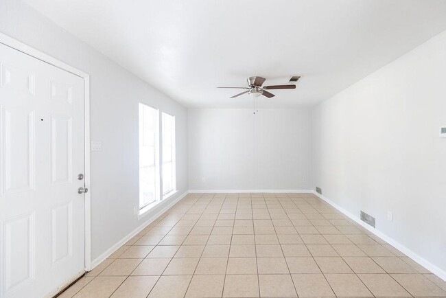 Photo - 203 Northcrest Cir