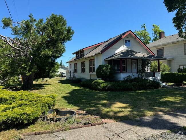 Building Photo - Great 3 bed/2 bath with tons of character! Rental