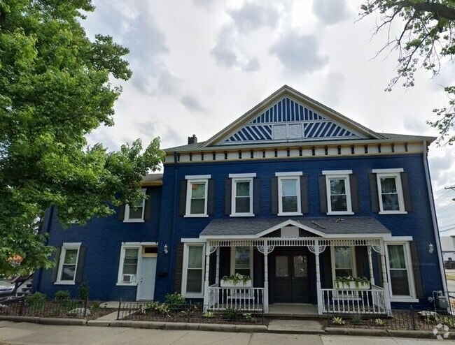 Building Photo - 2 Bedroom with All Utilities included Clos... Rental