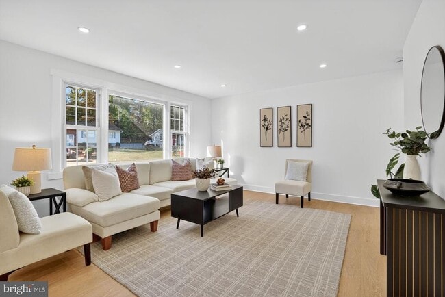 Building Photo - 8915 Sylvania St