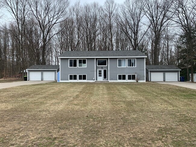 Front Of Building - 4469 Manhattan W Unit 4469