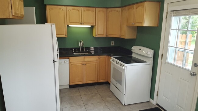 320 Parkview Kitchen - 320 Parkview Dr Unit 320
