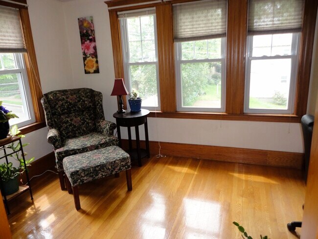 living room - 8 Belmont St Unit 1