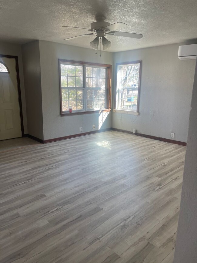 Charming 2 Bed 1 Bath Home : Aurora MO - Charming 2 Bed 1 Bath Home : Aurora MO