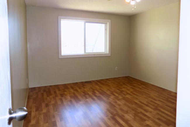 Photo - 10420-10100 100 Ave.