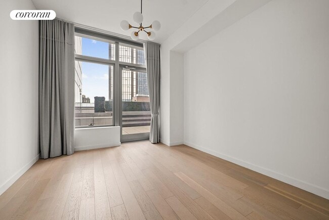 Photo - 3 Ct Square W