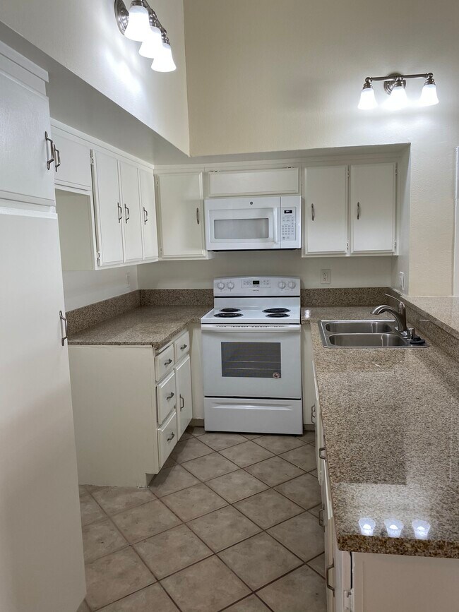Photo - 1247 N June St Unit 8