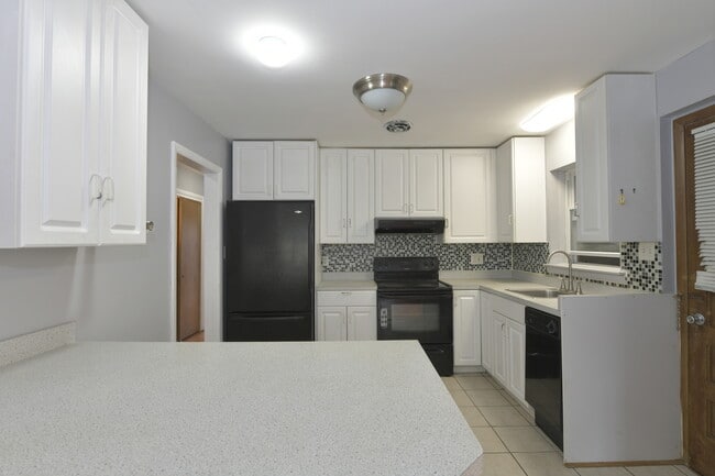 Photo - 4914 Louise St Unit 1