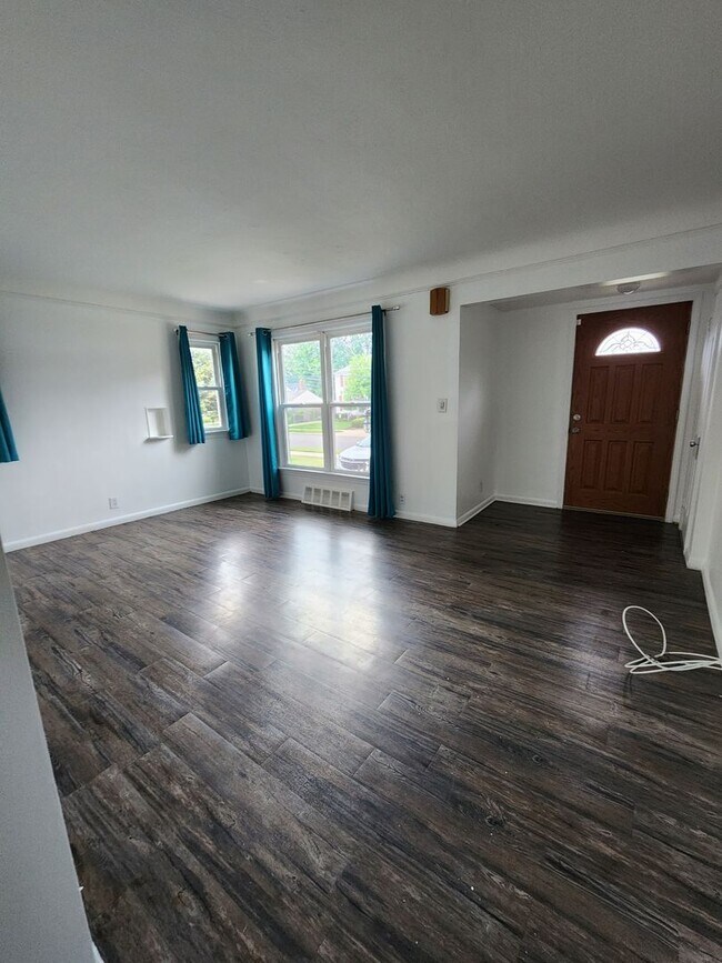 Photo - 3 Bedroom Home For Rent in Fairview Park w...