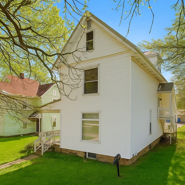 Building Photo - 520 W Bucyrus St Rental