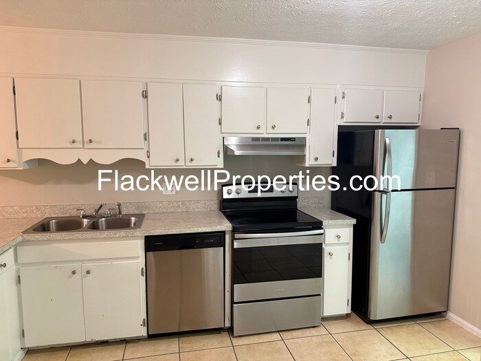 Photo - Clean and well maintained Townhome convenient to everything.