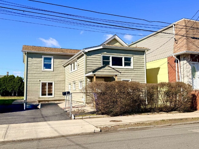 Building Photo - Move in ready, spacious, 4 bedroom, 3 bath single-family home available for rent in Hackensack, NJ.