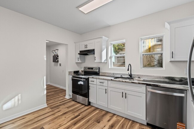 Photo - 1860 Calmes St