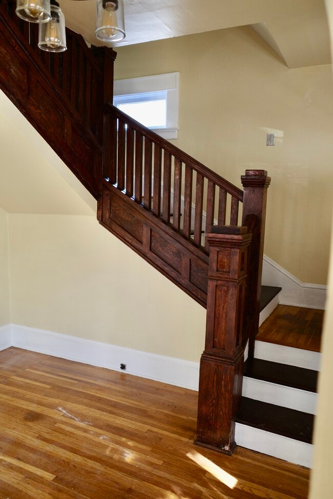 Entryway - 8607 SE Morrison St