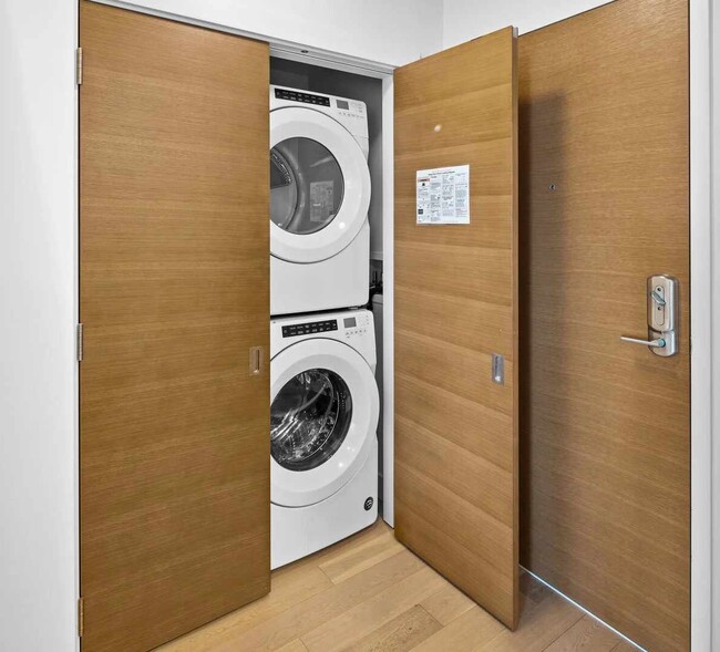 Photo - 989 Johnson St