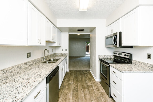 Photo - 14 Oakwood Park