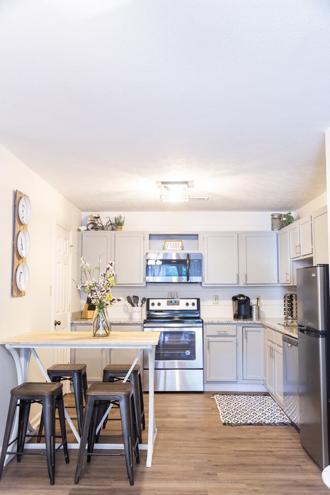 Kitchen - 115 E Glenwood Ave Unit 2
