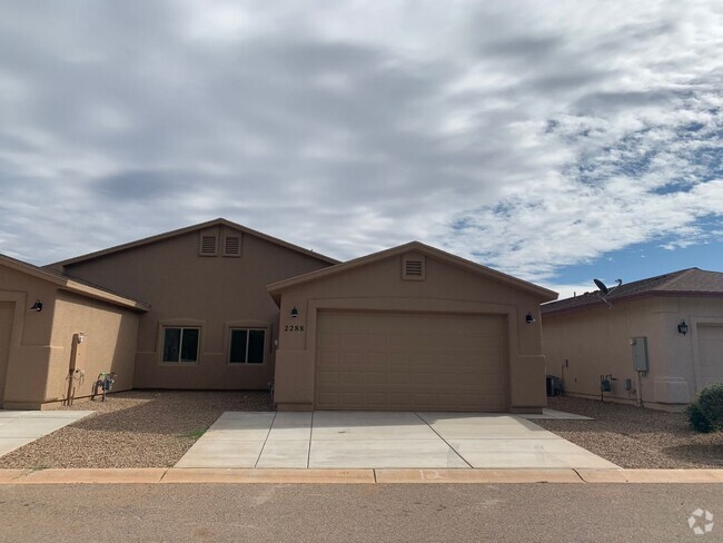 Building Photo - 3 bedroom 2 bath rental home with 2 car ga...