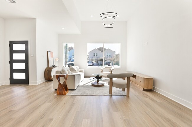 Photo - 8133 Cabot St