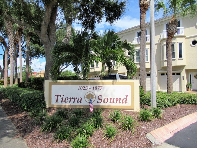 Building Photo - TIERRA VERDE - Updated Unfurn. Annual - 3 ... Rental