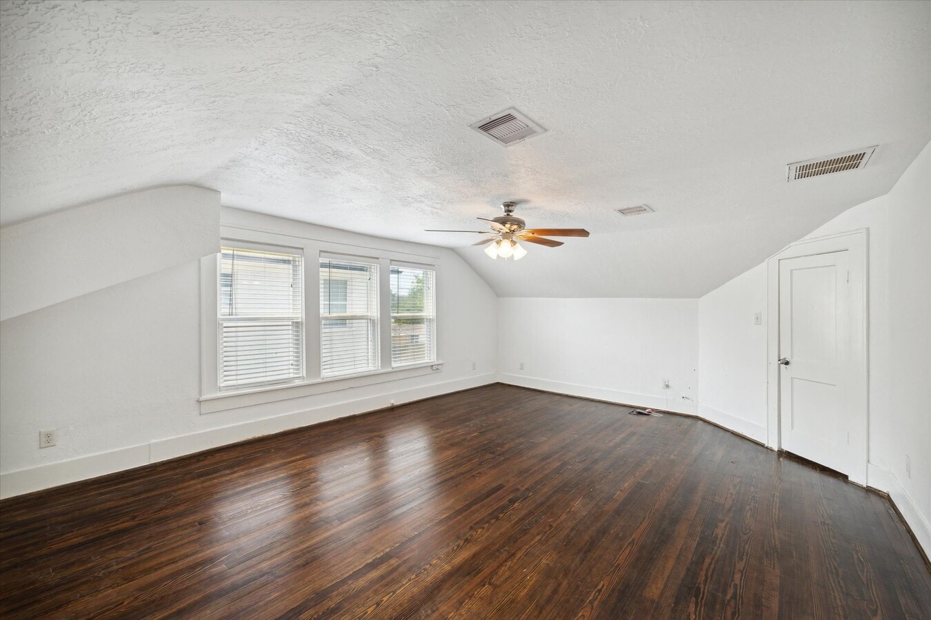 Photo - 2611 Isabella St