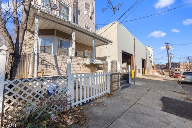 Photo - 84 Washington Pl