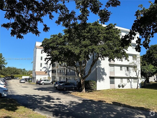 Building Photo - 8750 N Sherman Cir Unit 102 Rental