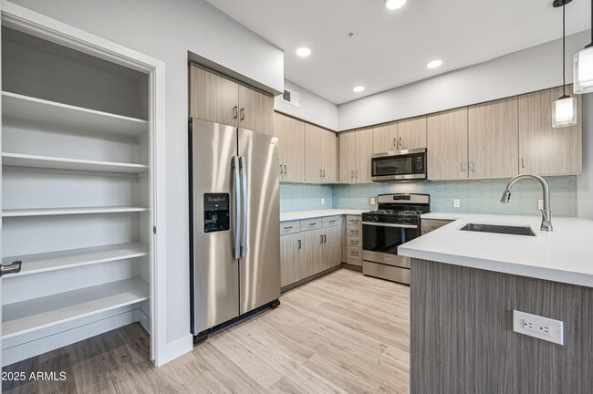 Photo - 1023 W 5th St Unit 1007