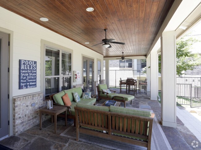 Área de piscina - Haverhill Place (Free: Wifi, Cable, & Water)