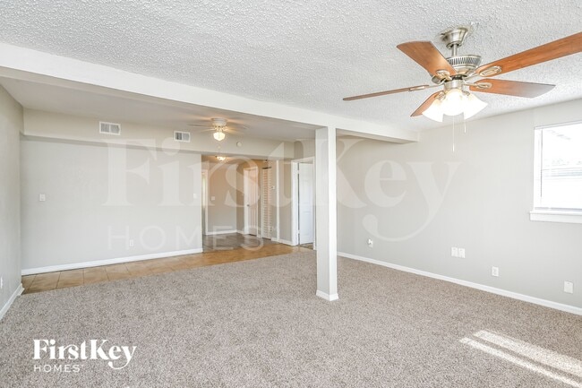 Photo - 493 Notre Dame Dr