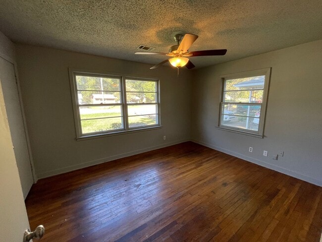 Photo - 1303 Warner now available for lease! 3 bed...